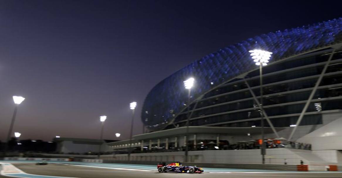 Vettel, un lampo nella notte di Abu Dhabi. Ap